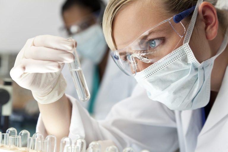 Der Hormon-Speicheltest misst aktive Hormone im Körper und kann bei PMS, Wechseljahrsbeschwerden, Migräne, Kinderwunsch oder Prostatabeschwerden wertvolle Hinweise liefern. Vorteile des Hormon Test aus dem Speichel gegenüber Blut